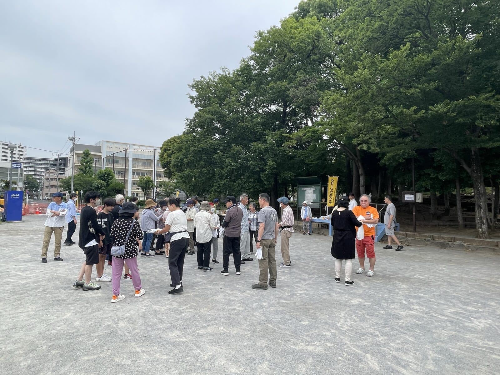 手袋とゴミ袋を持って、クリーン作戦開始